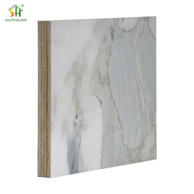 Un bon prix. 12 mm 18 mm panneau de contreplaqué de mélamine Environnemental contreplaqué pour meubles en ligne