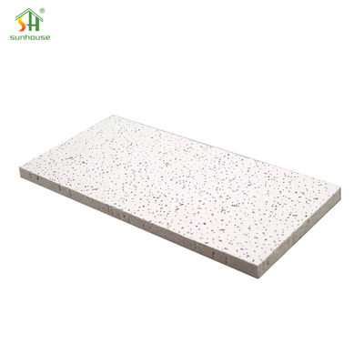 Un bon prix. Carreaux de plafond en fibres minérales résistants à l'humidité Panneaux en laine de roche imperméables 600x600mmx20mm en ligne
