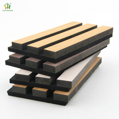 Un bon prix. Paroi de panneau de bois acoustique personnalisé 1220x2440 mm MDF noir en fibre de polyester en ligne