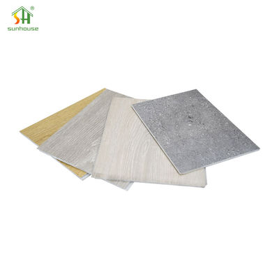 Un bon prix. Planche de revêtement de sol imperméable SPC Click pour couche d'usure, pour décoration intérieure et extérieure en ligne