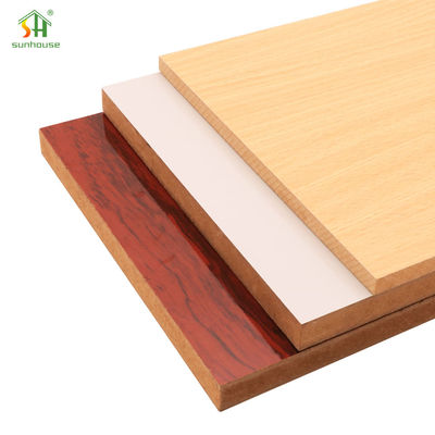 Un bon prix. Panneau MDF stratifié résistant à l'humidité en mélamine MDF pour utilisation de décoration extérieure intérieure en ligne