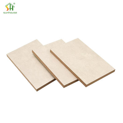 Un bon prix. Panneau MDF de mélamine de placage MDF pour utilisation de décoration extérieure intérieure en ligne