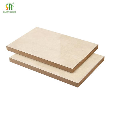 Un bon prix. Panneau MDF de mélamine de placage écologique imperméable pour utilisation de décoration extérieure intérieure en ligne