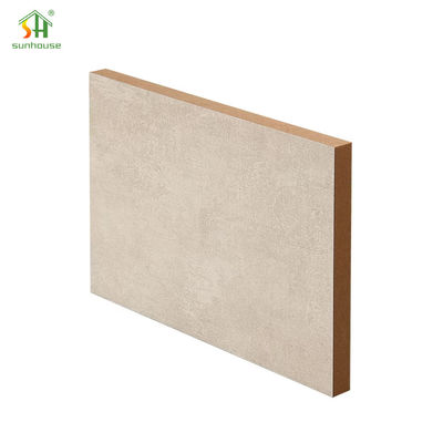 Un bon prix. Panneau MDF de mélamine MDF de placage résistant à l'humidité pour utilisation de décoration extérieure intérieure en ligne