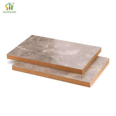 Un bon prix. Panneau MDF de mélamine de placage stratifié pour utilisation de décoration extérieure intérieure en ligne