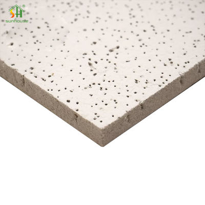 Un bon prix. 595x595mmx14mm Carreaux de plafond en fibres minérales Panneaux acoustiques incendiaires pour l'intérieur du bureau en ligne