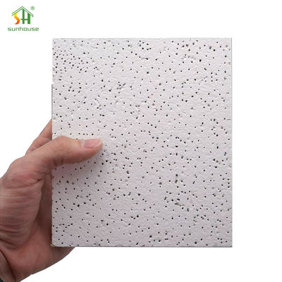 Un bon prix. Utilisation de décoration extérieure intérieure de panneau de tuile de plafond de fibre minérale pour l'utilisation d'application de construction de bâtiments en ligne