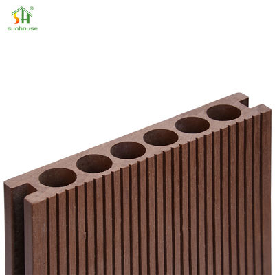 Un bon prix. Plancher en WPC composite résistant aux UV et résistant à la décoloration en ligne