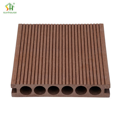 Un bon prix. Teint résistant au glissement plancher en WPC 18 mm pour les espaces intérieurs / extérieurs en ligne