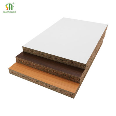 Un bon prix. Panneaux de particules de mélamine Panneau de panneaux de particules de mélamine pour utilisation de décoration extérieure intérieure en ligne