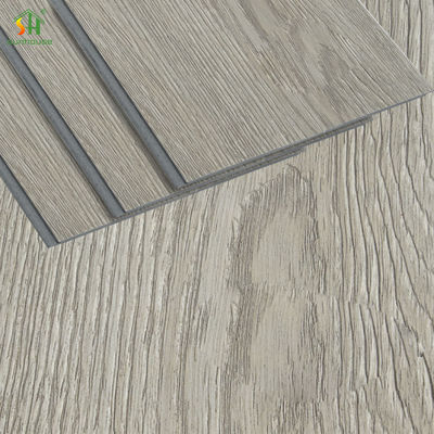 Un bon prix. Planche de revêtement de sol SPC Click en relief pour utilisation en décoration intérieure et extérieure en ligne