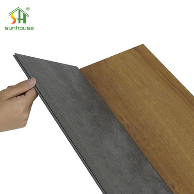 Un bon prix. Planche de revêtement de sol à noyau rigide SPC Click, couche d'usure pour décoration intérieure et extérieure en ligne