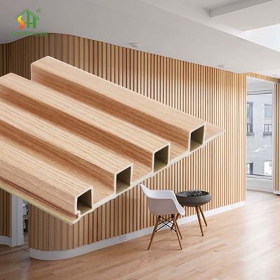 Un bon prix. Panneau mural composite en plastique et bois recyclé ignifuge WPC pour système de revêtement de mur extérieur en ligne