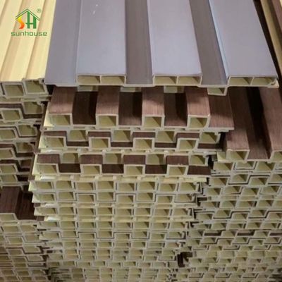 Un bon prix. Panneau mural composite en plastique et bois recyclé ignifuge WPC pour revêtement de décoration intérieure en ligne