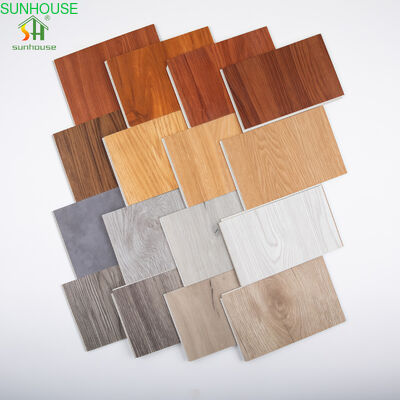 Un bon prix. Plancher SPC étanche de 6 mm avec noyau rigide, lame en vinyle avec système de clic en ligne